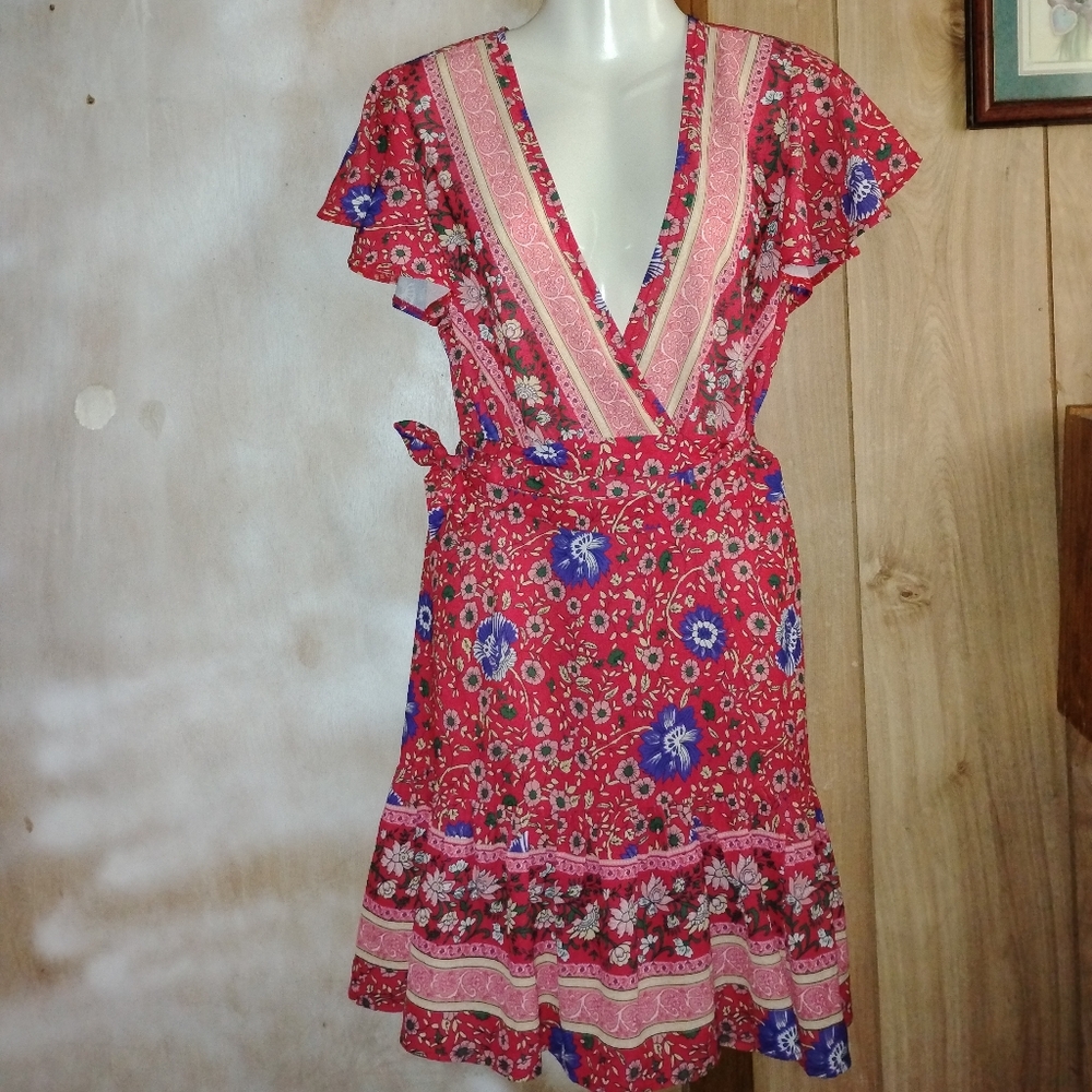 L'ATISTE wrapped knee length summer vacation dress .